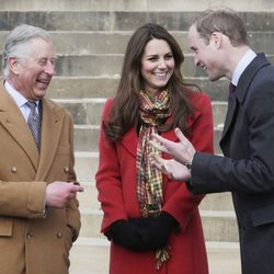 El Príncipe Carlos y los Duques de Cambridge ríen divertidos en Escocia