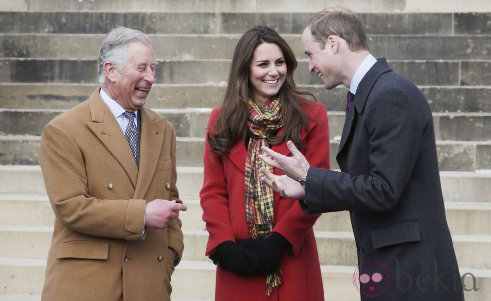 El Príncipe Carlos y los Duques de Cambridge ríen divertidos en Escocia