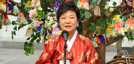 Park Geun-Hye con el traje tradicional coreano