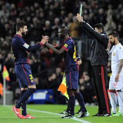 Abidal sustituye a Gerard Piqué en su regreso al Barça