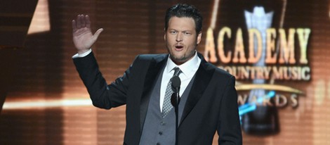 Blake Shelton durante su actuación en los Premios de la Música Country 2013