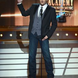 Blake Shelton durante su actuación en los Premios de la Música Country 2013