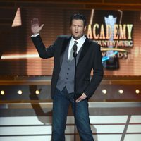 Blake Shelton durante su actuación en los Premios de la Música Country 2013