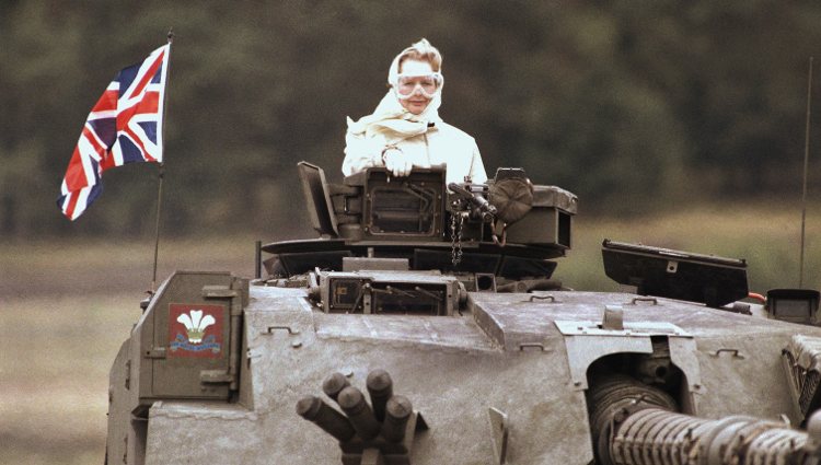 Margaret Thatcher en un tanque en Fallingbostel