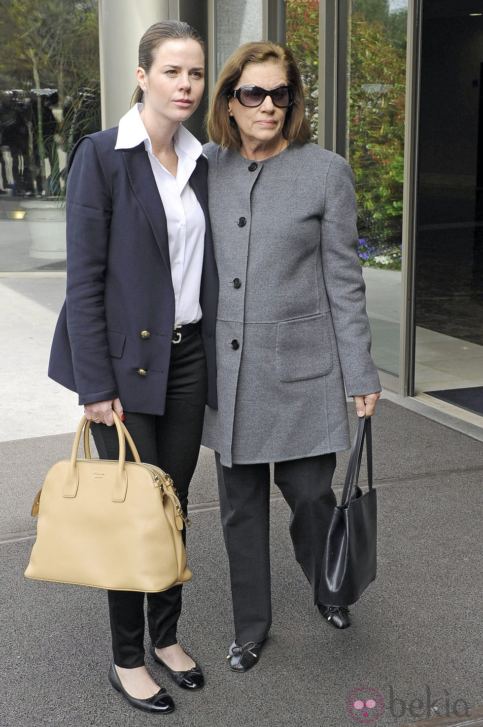 Amelia Bono y Natalia Figueroa en el tanatorio de Sara Montiel