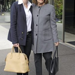 Amelia Bono y Natalia Figueroa en el tanatorio de Sara Montiel