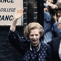 Margaret Thatcher votando en 1983