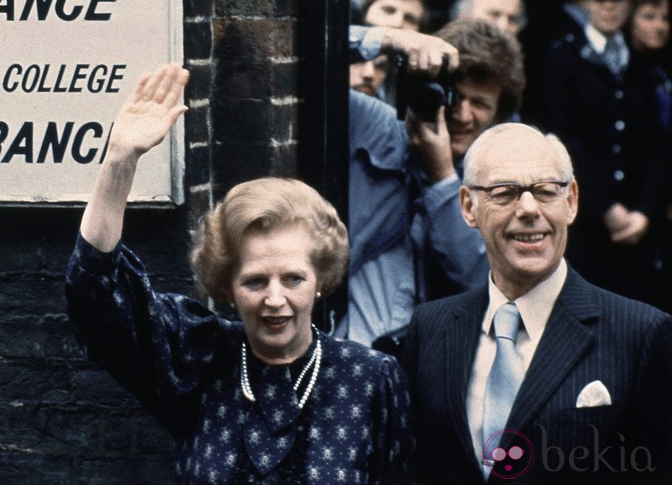 Margaret Thatcher votando en 1983