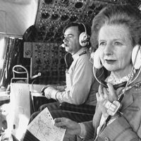 Margaret Thatcher en la cabina de su avión privado en 1984