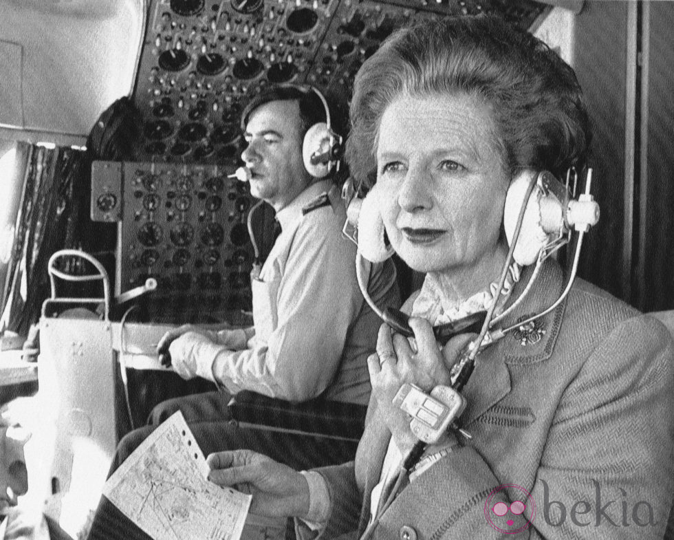 Margaret Thatcher en la cabina de su avión privado en 1984