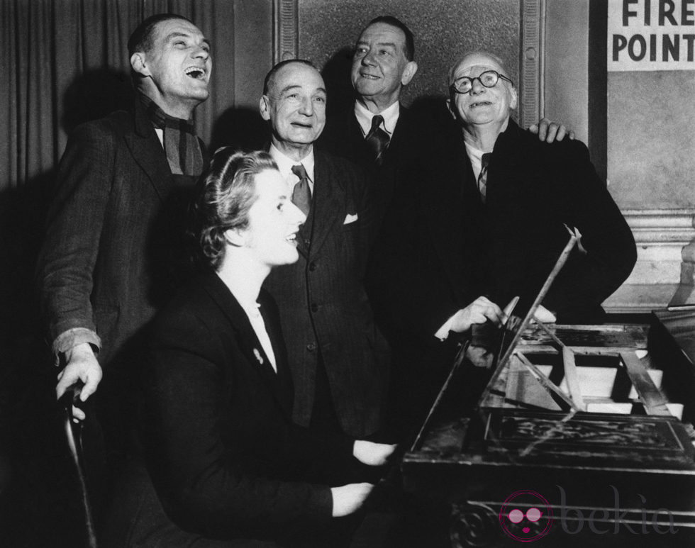 Margaret Thatcher al piano junto a cuatro votantes