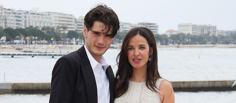 Yon González y Paula Prendes promocionan 'Gran Hotel' en Cannes