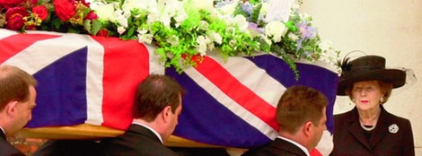 Margaret Thatcher en el funeral de su marido Denis en 2003