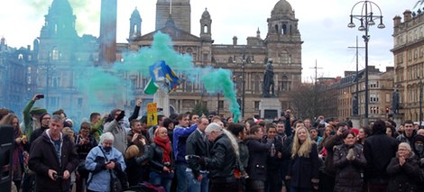 Británicos en Glasgow celebran la muerte de Margaret Thatcher