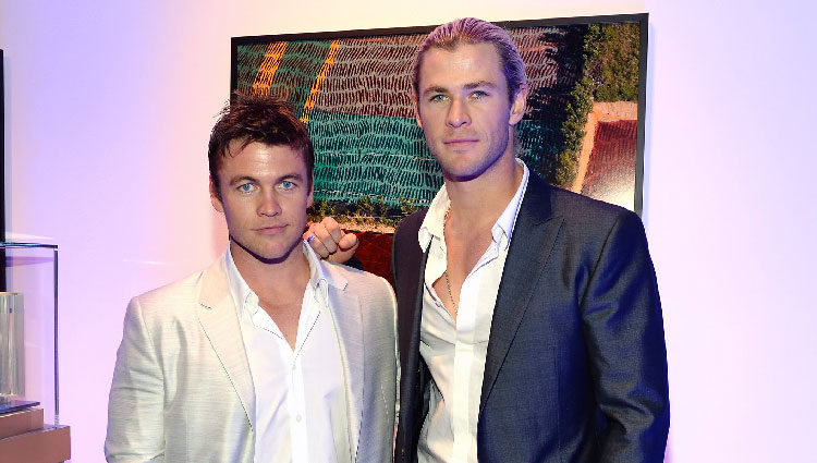 Los hermanos Luke y Chris Hemsworth en la gala Oceana Ball 2013