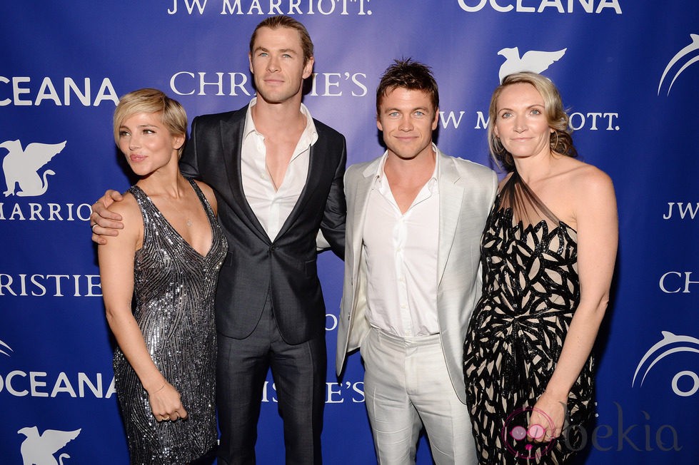 Elsa Pataky, Chris Hemsworth, Luke Hemsworth y su mujer Samantha en la gala Oceana Ball 2013