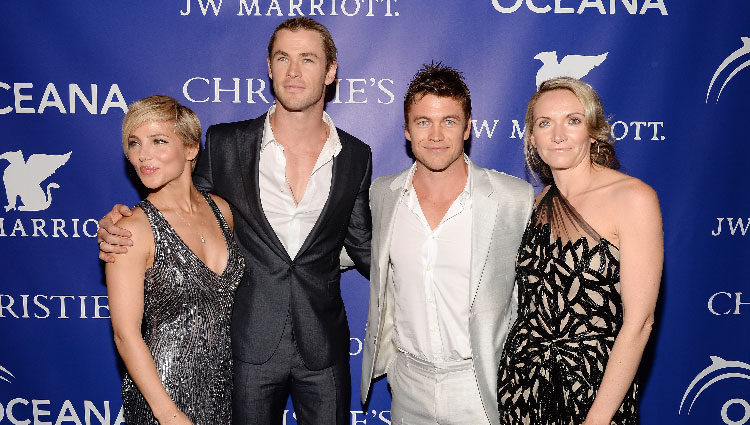 Elsa Pataky, Chris Hemsworth, Luke Hemsworth y su mujer Samantha en la gala Oceana Ball 2013