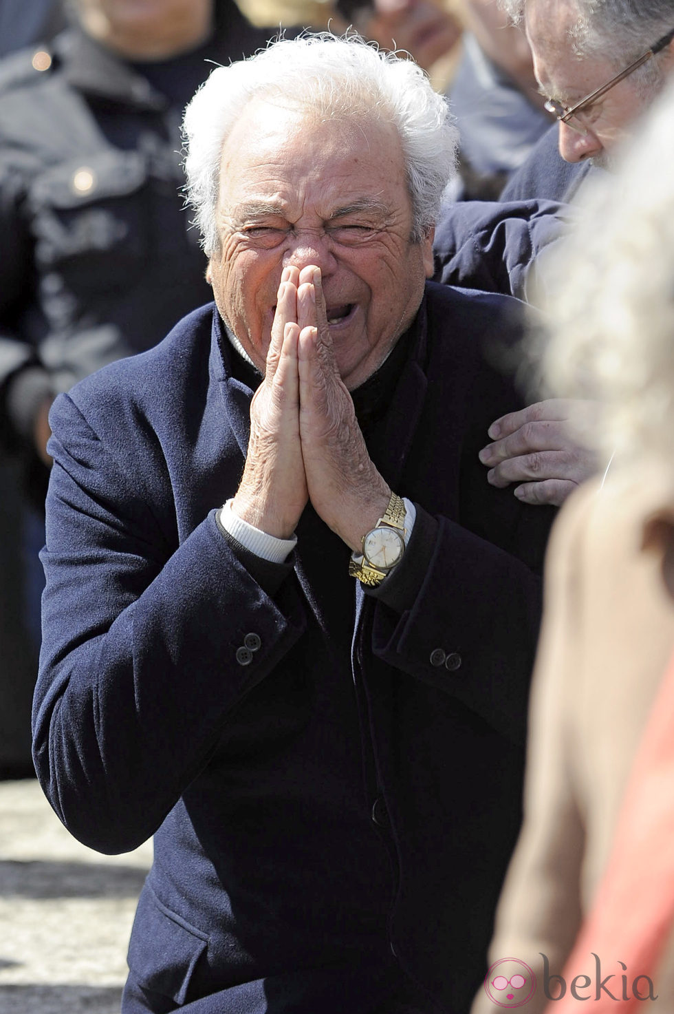 Giancarlo Viola desconsolado en el entierro de Sara Montiel