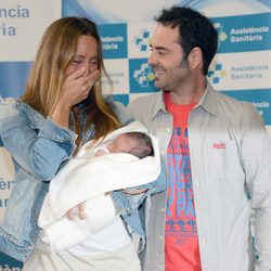 Gemma Mengual presenta muy emocionada a su hijo Jou junto a su marido