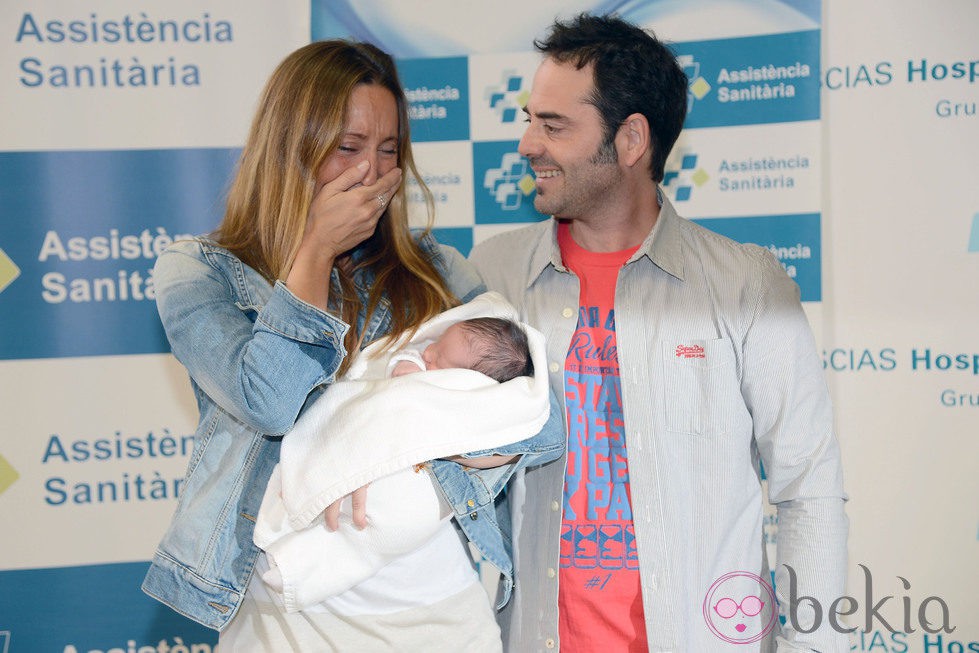 Gemma Mengual presenta muy emocionada a su hijo Jou junto a su marido