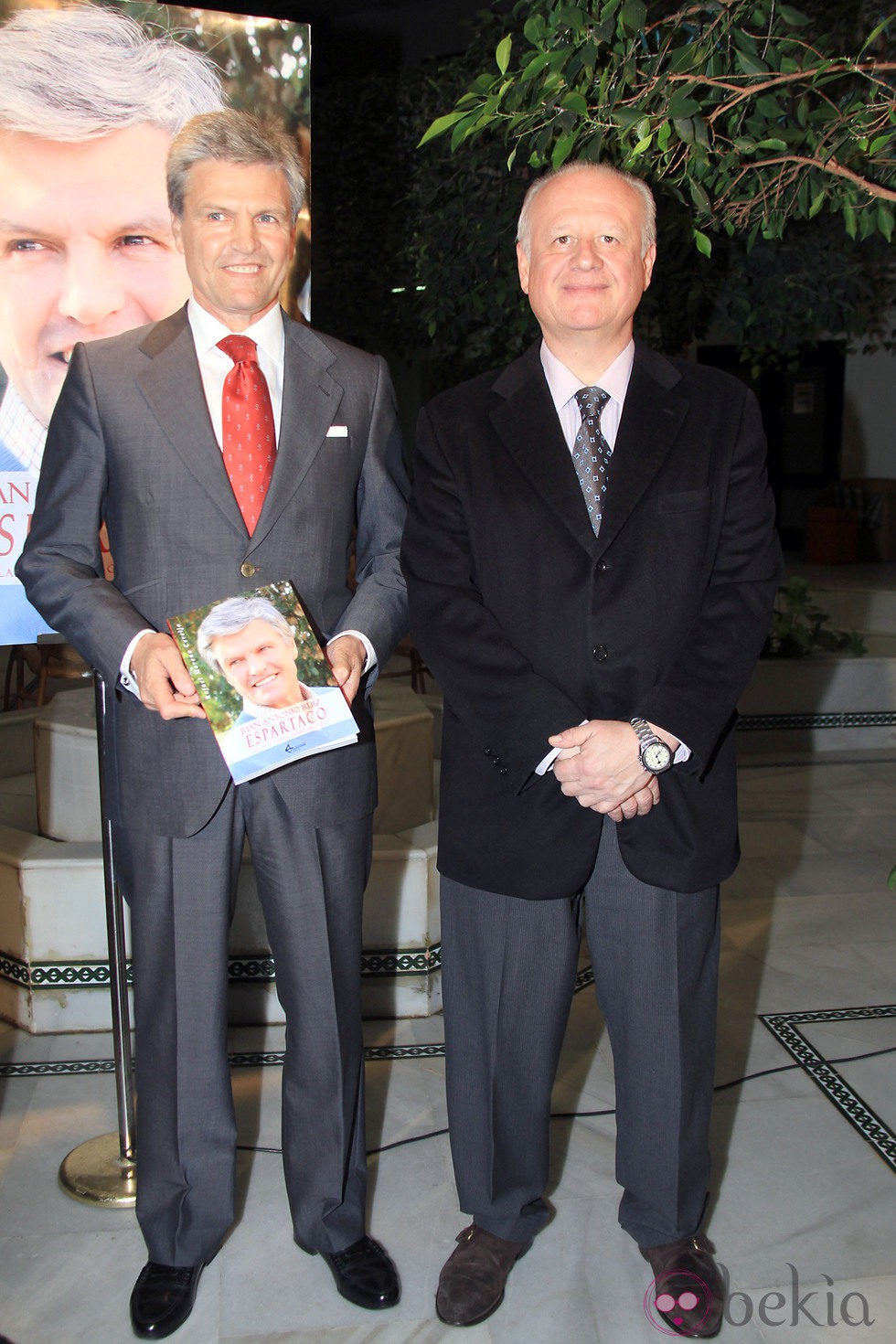 Juan Echanove acompaña a Espartaco en la presentación de su libro