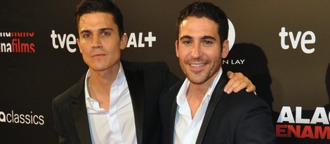 Álex González y Miguel Ángel Silvestre en el estreno de 'Alacrán enamorado' en Madrid