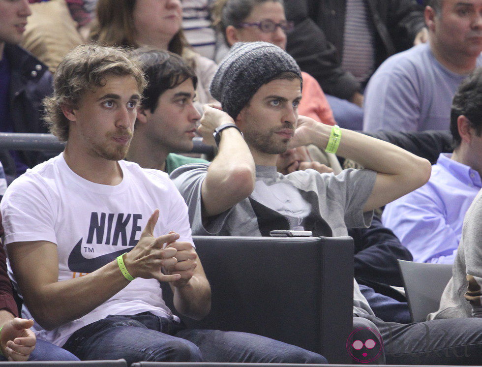 Gerard Piqué durante un partido de baloncesto en Barcelona