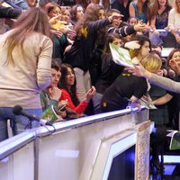 Pablo Alborán firmando autógrafos en 'El Hormiguero 3.0'