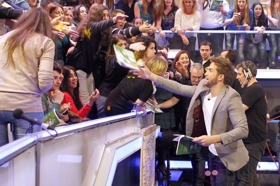 Pablo Alborán firmando autógrafos en 'El Hormiguero 3.0'