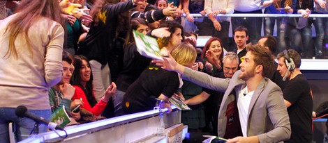 Pablo Alborán firmando autógrafos en 'El Hormiguero 3.0'