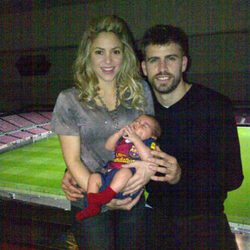 Shakira y Piqué con su hijo Milan en el Camp Nou