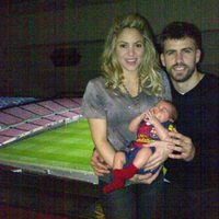 Shakira y Piqué con su hijo Milan en el Camp Nou