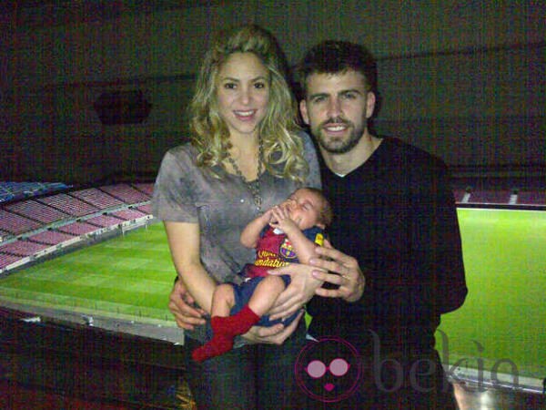 Shakira y Piqué con su hijo Milan en el Camp Nou