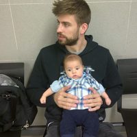 Gerard Piqué con su hijo Milan sacándose el pasaporte