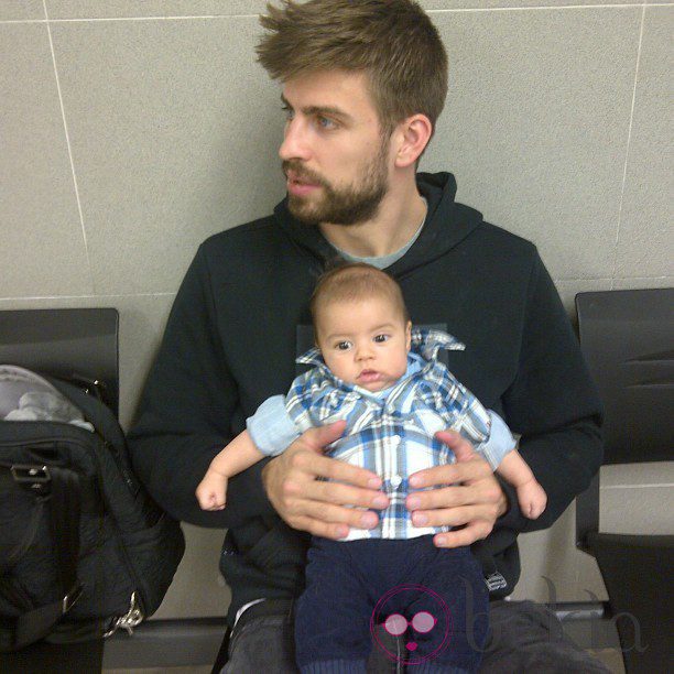 Gerard Piqué con su hijo Milan sacándose el pasaporte