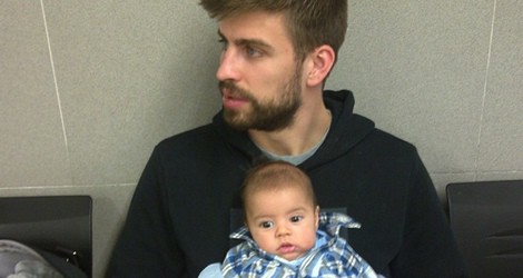 Gerard Piqué con su hijo Milan sacándose el pasaporte