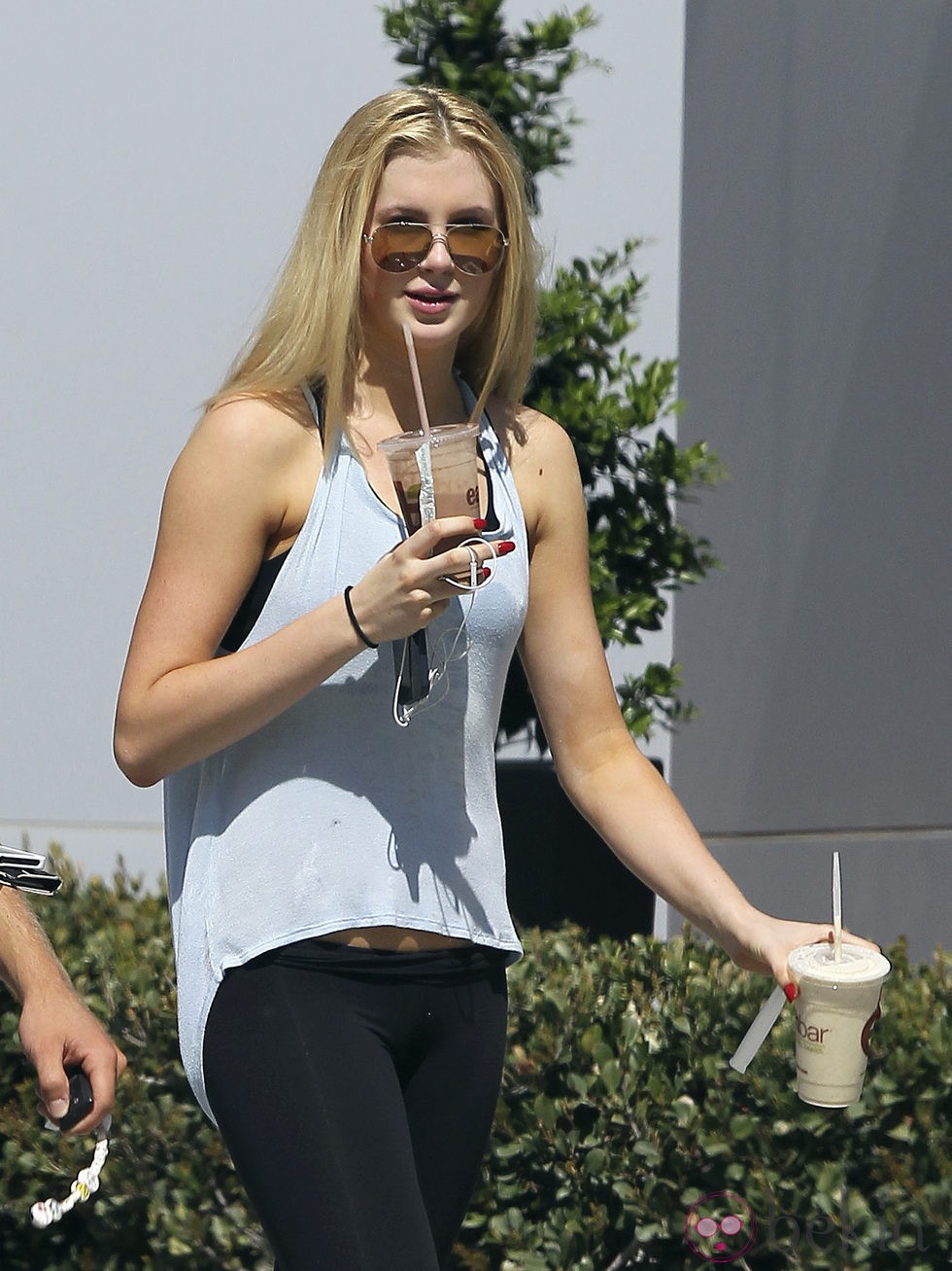 Ireland Baldwin llevando café