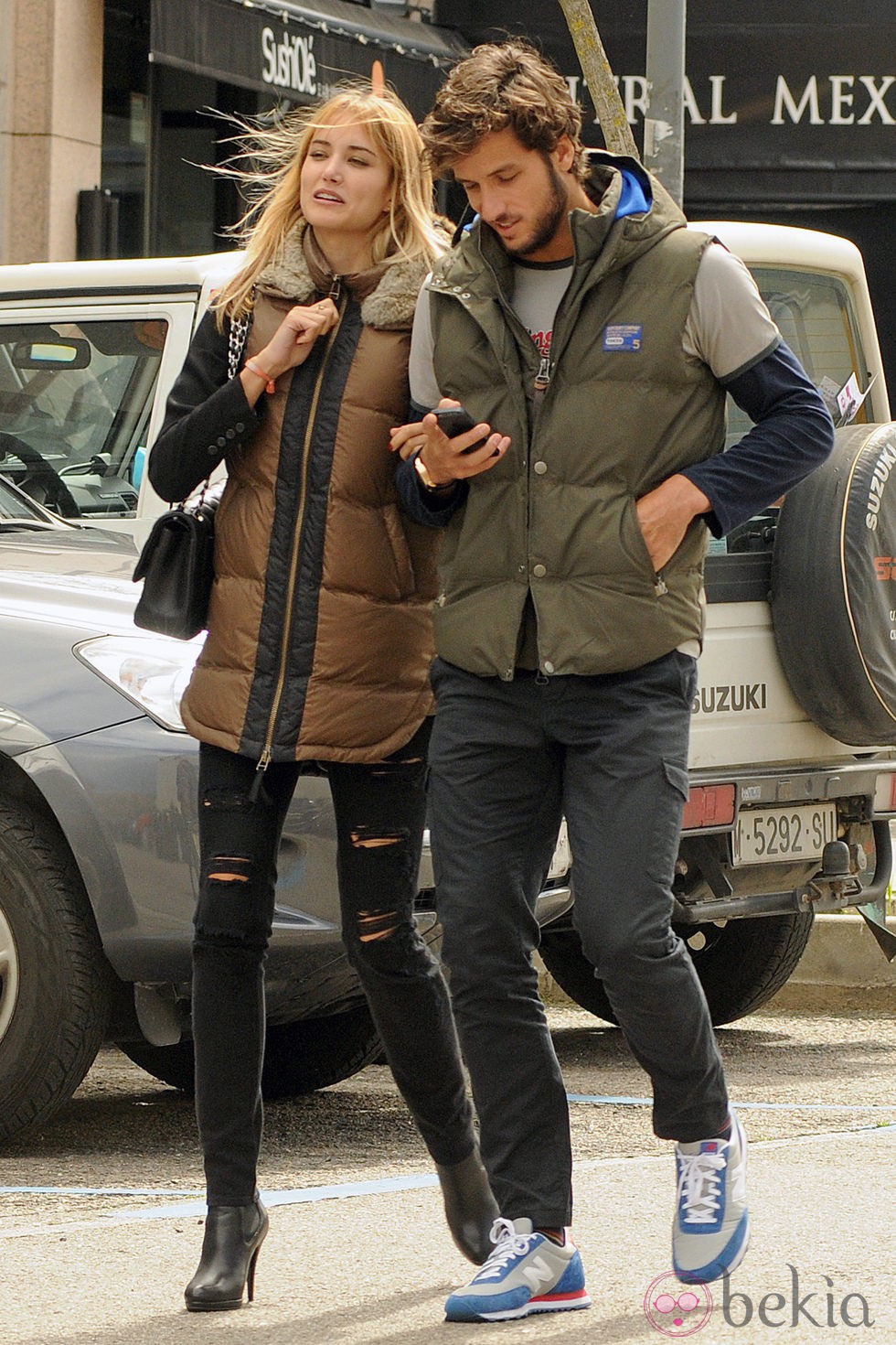 Alba Carrillo y Feliciano López paseando por las calles de Madrid