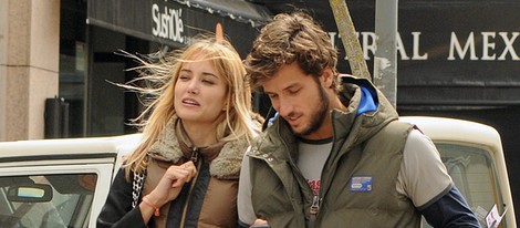 Alba Carrillo y Feliciano López paseando por las calles de Madrid