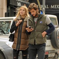 Alba Carrillo y Feliciano López paseando por las calles de Madrid