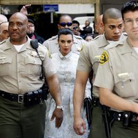 Kim Kardashian abandona un juzgado de Los Angeles