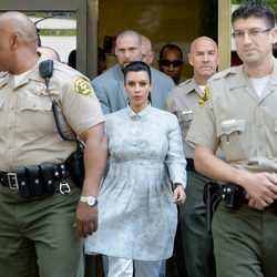 Kim Kardashian rodeada de agentes cerca de un juzgado