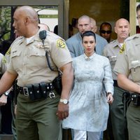 Kim Kardashian rodeada de agentes cerca de un juzgado