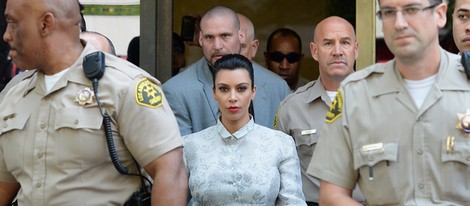 Kim Kardashian rodeada de agentes cerca de un juzgado