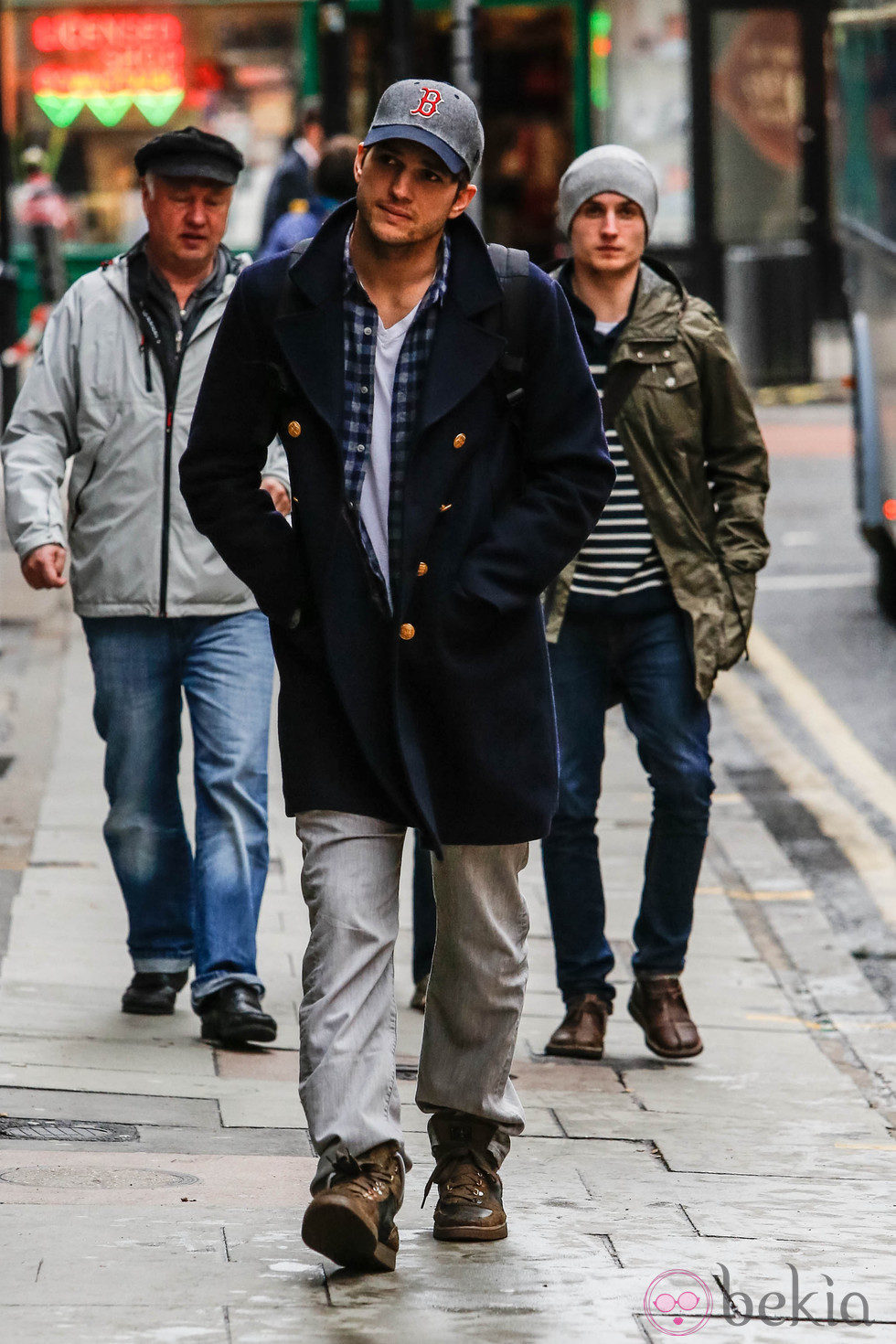 Ashton Kutcher paseando por las calles de Londres