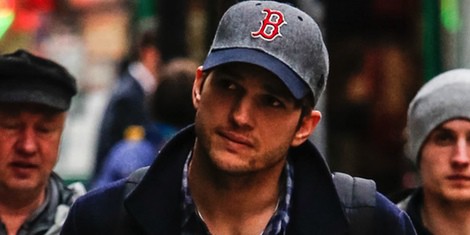 Ashton Kutcher paseando por las calles de Londres