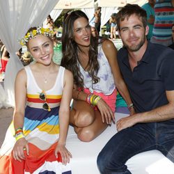 AnnaSophia Robb, Alessandra Ambrosio y Chris Pine en el Festival de Coachella 2013