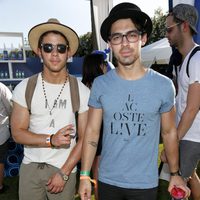 Nick Jonas y Joe Jonas en el Festival de Coachella 2013