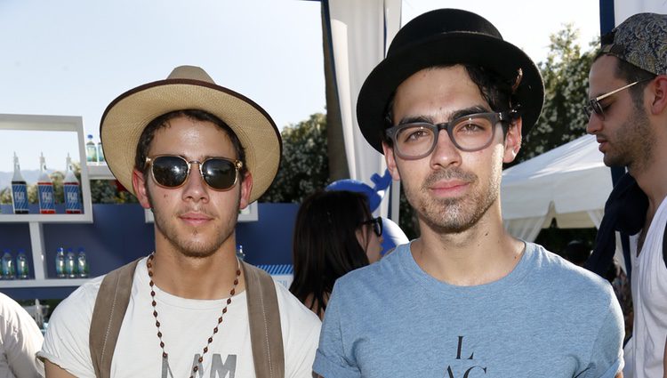 Nick Jonas y Joe Jonas en el Festival de Coachella 2013