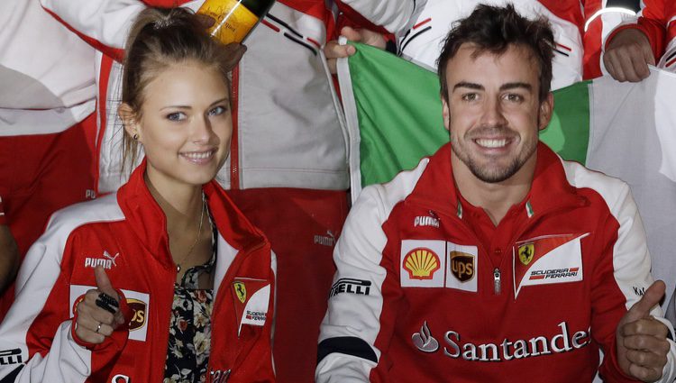 Dasha Kapustina y Fernando Alonso en el Gran Premio de China 2013